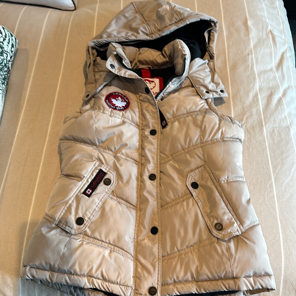 NWOT never worn Canada weather gear size small tan puffer vest